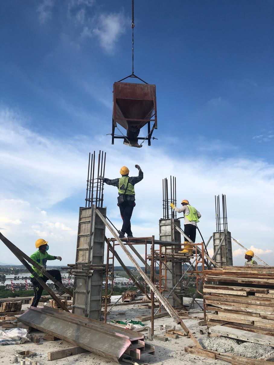 Equipe de engenharia da No Eixo em obra
